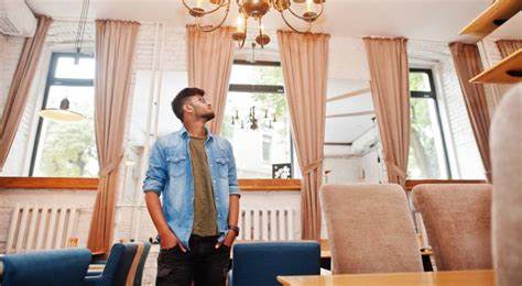 在高房价环境下,暂停401(k)退休储蓄以腾出首付或房贷资金看似可行,但背后有复利、税务、雇主缴款和贷款资格等多重影响。文章从机会成本、数学示例、替代方案和风险管理角度,帮助读者在买房与养老储蓄之间做出更明智的决定。
