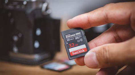 随着人工智能数据中心需求的激增和NAND闪存供应的紧张,SanDisk有望在未来市场中实现价格提升和利润增长。多重市场利好因素推动SanDisk在2026年至2027年间持续扩大市场份额并强化盈利能力。
