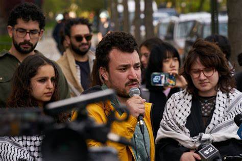 在当前国际局势和信息安全日益紧张的背景下,谷歌向美国移民及海关执法局(ICE)秘密交出亲巴勒斯坦学生的账户数据事件,揭示了科技巨头在政府数据请求面前的应对策略及其对用户隐私和言论自由造成的潜在影响。本文深入解析该事件的来龙去脉、相关法律背景以及对未来数字隐私保护的启示。
