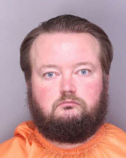 南卡罗来纳一所高中因连续数周被恶臭喷雾困扰,导致多名学生身体不适,事态最终升级为刑事重罪指控。本文深入探讨事件来龙去脉、恶臭喷雾的成分及其对人体健康的影响,以及校园安全管理与法律责任的相关问题。
