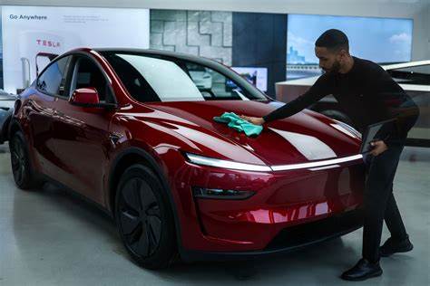 解读联邦电动汽车税收抵免的背景与资格要点,提供在期限临近时购车必须完成的核验与谈判策略,帮助消费者判断是否应该现在出手并最大化联邦和州级补贴收益
