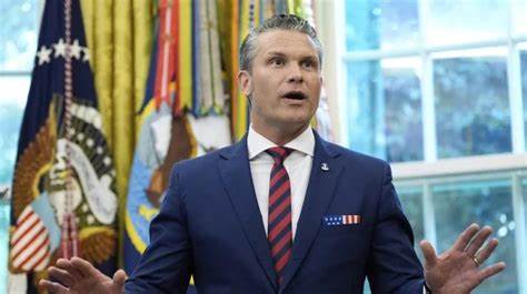 五角大楼最新发布的军事仪容新规,要求军人保持"干净剃须"和整洁形象,反映出国防部对军队形象和纪律的高度重视。新标准不仅强调统一性和专业性,还兼顾医疗例外管理,旨在提升军队整体形象与战斗力。
