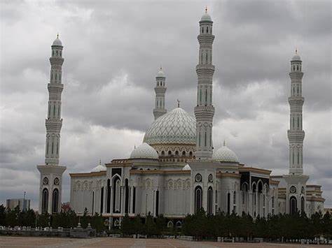 探索哈萨克斯坦,这个位于亚欧交界的国家如何凭借丰富的资源、多元的文化和独特的地理位置,成为中亚地区经济与政治的重要力量。深入了解其历史沿革、地理环境、人口结构、政治体系及经济发展,揭示一个迅速崛起国家的多面魅力。
