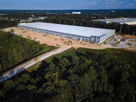 探讨数据中心依赖化石燃料的原因,分析技术、市场与政策层面的瓶颈,并提出切实可行的清洁能源转型路径与策略建议。
