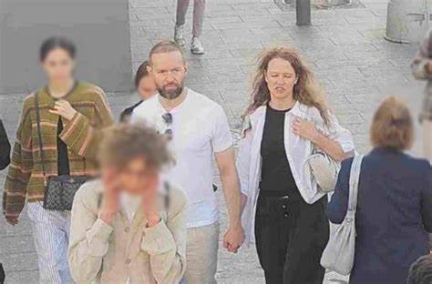 深入剖析德国金融巨头Wirecard前运营官员Jan Marsalek自2020年逃亡俄罗斯以来,在莫斯科过着怎样的双重身份生活及其与俄罗斯情报机构的错综复杂关系。通过追踪其神秘行踪、化名身份及间谍网络,揭示一个跨国金融诈骗与间谍活动交织的震撼故事。
