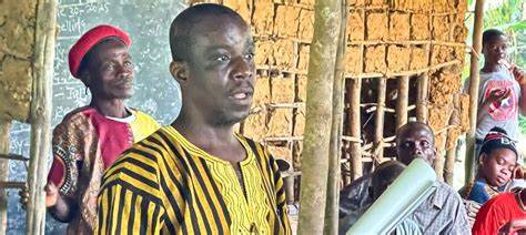 利比里亚作为非洲重要的热带雨林国家,其丰富的森林资源不仅关系到环境保护,也密切关联当地社区的生计与发展。Silas Siakor作为著名环保活动家,通过创新的社区参与机制和经济激励措施,推动着森林保护的新模式,为全球森林保护提供了宝贵经验。
