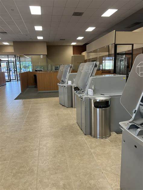 介绍加州卡诺加公园地区的摩根大通银行两家分行的详细信息,包括地址、营业时间、提供的服务和便利设施,帮助客户了解如何高效利用银行资源,实现个人和企业的金融需求。
