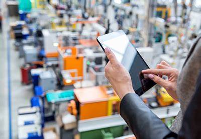 探讨当前社会深陷App依赖的现象,分析大科技公司的影响以及去中心化和数字独立理念在现实中的应用难题,结合智能家居、人工智能普及等趋势,呈现全面且深入的数字生活反思。
