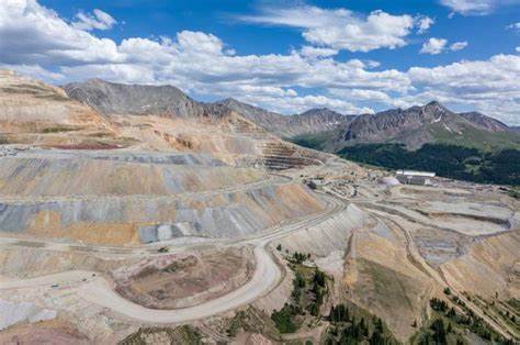 美国拥有丰富的关键矿产资源,足以满足能源、国防和高科技产业的需求,但由于回收技术和政策的限制,这些宝贵资源大多作为矿渣被弃置,带来了经济和环保的双重挑战。本文深入分析了美国关键矿产的现状、回收潜力、技术障碍及未来发展方向。
