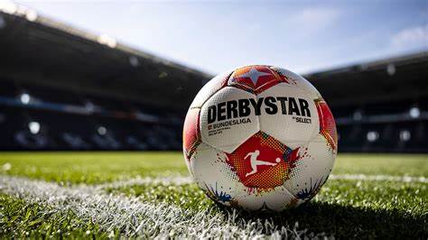 深入解读德甲联赛的比赛日情况、积分榜排名变化、最新新闻报道及详细统计数据,助力球迷全面了解德国顶级足球联赛的实时动态和发展趋势。
