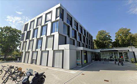 面向在德国所斯特地区生活或工作的车主与驾驶人,系统介绍Kfz-Zulassungen(车辆登记)与Fahrerlaubnisse(驾驶许可)相关流程、所需材料、线上服务与常见注意事项,帮助读者高效准备、合理安排时间并降低办事成本。
