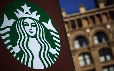 探讨星巴克在首席执行官Brian Niccol推进重组过程中关闭北美若干门店并关停西雅图标志性烘焙工坊的背景、原因、工会博弈与潜在影响,分析对员工、消费者与投资者的短中长期影响并提出应对与观察要点
