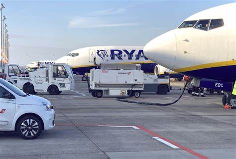 本文详细探讨瑞安航空在乘客预订时出现名字拼写小错误时的处理方式,分析航空业相关规定,并分享真实乘客经验和有效应对建议,帮助旅客安心应对姓名错误问题。
