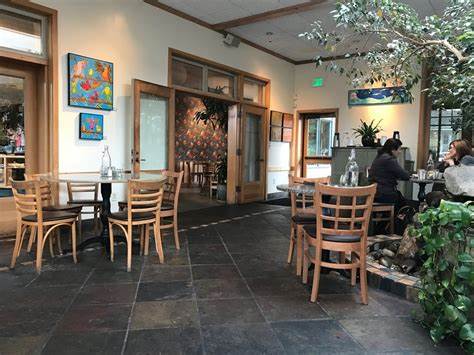 深入探讨西雅图Cafe Flora的优质素食和纯素餐饮体验,揭示这家LGBTQ拥有的餐厅如何通过多样化菜单、季节食材和可持续理念打造独特的美食享受,满足不同饮食需求,为本地及游客提供温馨舒适的用餐环境。
