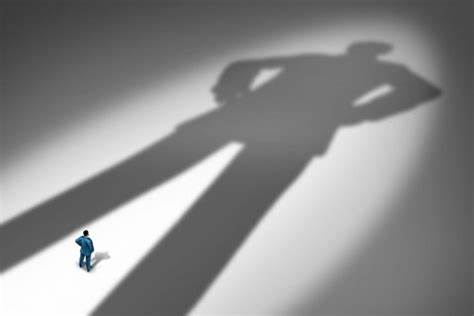 探究独裁者极端暴力行为背后的心理根源,揭示恶性自恋如何塑造他们极端的权力欲与残暴行为,深入剖析相关脑部功能异常与人格特征之间的联系。
