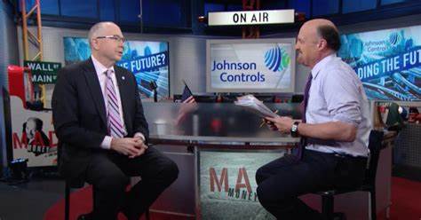 约翰逊控制公司凭借其在数据中心和智能建筑领域的创新表现,引起了知名财经评论员吉姆·克莱默的关注。本文详细探讨了该公司的业务优势、市场表现以及未来投资潜力,助力投资者全面了解约翰逊控制的战略定位及行业发展趋势。
