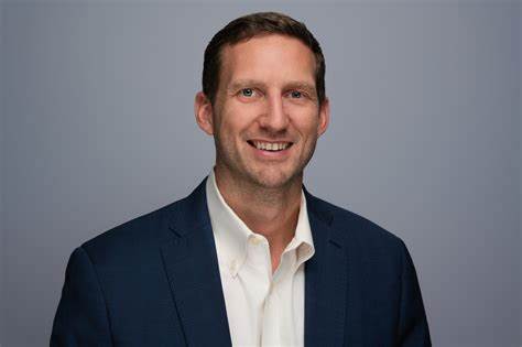 探讨乔尔·赫隆如何从ThoughtTrace的技术负责人,融入汤森路透并逐步主导公司AI与技术战略,分析并购整合、产品落地与企业创新文化的实践经验与启示
