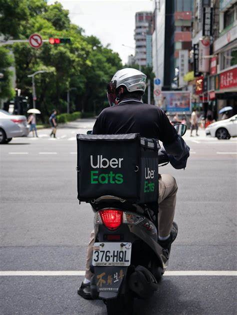 优步科技(UBER)作为全球领先的出行和物流平台,近年来在自动驾驶技术、市场需求及财务表现方面展现出强劲的发展势头。通过资深分析师的视角,本文深入探讨了优步的市场战略、技术优势和投资价值,解析其为何成为众多投资者关注的焦点。
