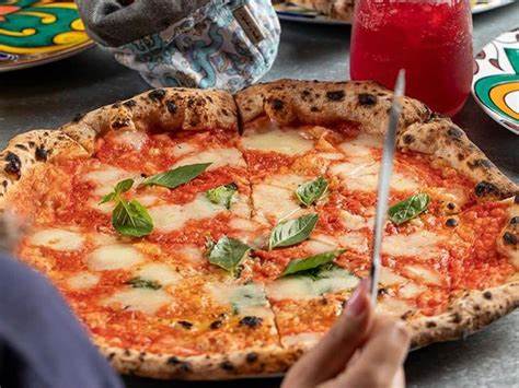 深入探访沙特吉达的五大顶级比萨餐厅,了解各家特色风味与独特用餐体验,帮助美食爱好者找到理想的比萨馆,感受地中海美食魅力与家庭、社交聚餐的最佳去处。
