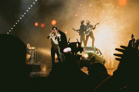 探索美国另类摇滚乐队Panic! at the Disco的音乐风格、发展历程及其在国际乐坛的独特地位,深入了解这支乐队如何通过不断创新和自我突破赢得全球乐迷的喜爱。
