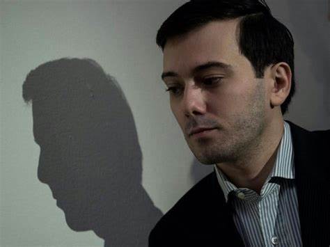 从医药行业争议人物到股票市场的活跃投资者,马丁·什克雷利近日公开做空Opendoor股票,引发散户投资者强烈反弹。本文深入剖析什克雷利的背景、Opendoor股票的火爆行情及此次做空背后的市场影响,为投资者提供全面视角。
