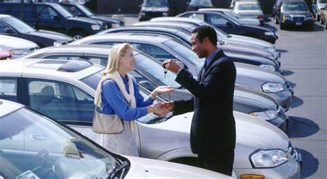 从一则在TikTok走红的经销商视频说起,解析汽车销售常用的加价、隐形费用和放贷骗局,提供可操作的购车防骗策略与维权路径,帮你在购车时保护钱包与信用记录。
