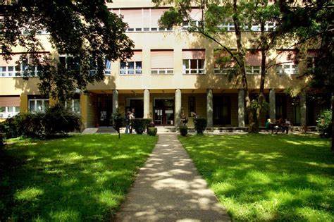 详细介绍萨格勒布大学师范学院的多样化课程设置,包括本科、硕士、博士及专业培训项目,帮助未来教师全面了解学业选择和培养路径。
