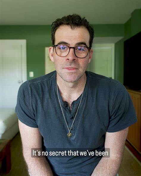 在 Meta 宣布将把 AI 聊天用于广告个性化的同一天,Instagram 负责人 Adam Mosseri 发布了一则澄清视频,坚称公司不会通过手机麦克风偷听用户。围绕这段视频的争议揭示了用户对广告定向与隐私边界的长期担忧、技术现实与认知偏差之间的冲突,以及如何在日常使用中更好保护个人数据。
