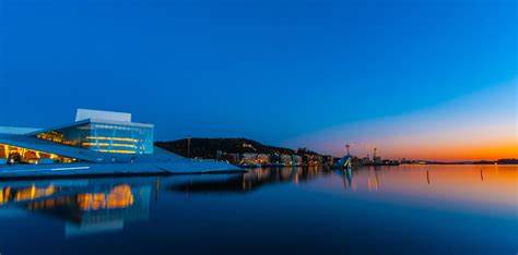 深入了解奥斯陆比约维卡区的独特魅力,从现代建筑艺术、丰富文化体验到亲近自然的休闲活动,感受这片昔日港口区华丽转身为北欧最具活力的城市新区。
