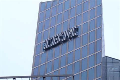 本文深入探讨了投资国际商业机器公司(IBM)股票以稳定获得每月100美元退休收入的策略,解析了IBM的财务表现、股息收益率及其未来增长潜力,帮助投资者制定科学合理的退休理财规划。
