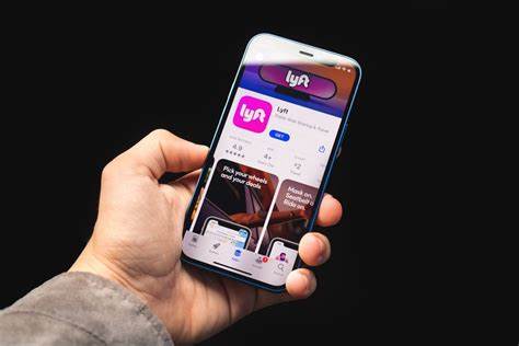 随着Lyft与Waymo达成开创性合作,自动驾驶乘车服务即将落地纳什维尔。本文深入分析合作背景、Lyft业务表现及财务状况,为投资者解读LYFT股票的潜力与风险。
