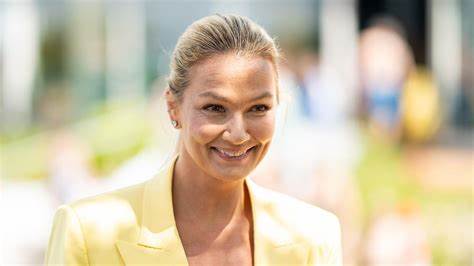 德国游泳传奇弗兰齐丝卡·范·阿尔姆希克,退役后的生活重心转向家庭,尤其是她深深爱着的两个儿子。透过她的故事,我们不仅看到一位体育巨星的转型,也感受到她作为母亲的温情与智慧。
