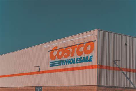 Costco凭借其领先行业的商品营销能力和会员制仓储模式,展现出强劲的长期增长潜力。UBS的最新分析报告强调了Costco在市场波动中的韧性及其核心竞争力,揭示了推动公司持续发展的多重因素。本文深入解析Costco的业务优势及未来发展前景。
