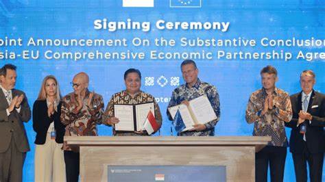 印尼与欧盟达成自由贸易协定,零关税推动棕榈油出口增长,同时围绕可持续发展和新规挑战展开多方讨论。本文深入分析了协定内容、行业反应及未来影响。
