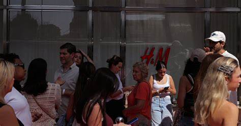 在欧美市场消费放缓和关税压力加剧的背景下,全球时尚零售巨头H&M积极拓展巴西和印度市场,寻求新的增长动力。通过布局实体门店和高端品牌Cos,H&M正努力提升品牌吸引力和市场响应速度,以应对Zara和Shein等竞争对手的挑战。本文深入解析H&M的市场战略与发展前景。
