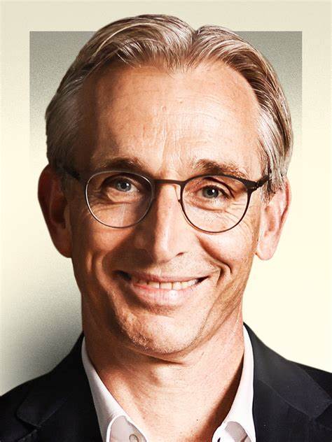 罗伊·雅各布斯作为飞利浦首席执行官,通过结合荷兰特有的直率风格与尖端人工智能技术,推动飞利浦成功转型为全球领先的医疗科技企业,本文深入探讨这一变革背后的战略与实践。
