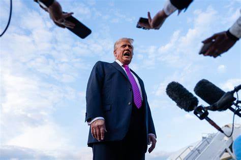 探讨特朗普针对《纽约时报》及其记者提起的巨额诽谤诉讼,深入分析案件背景、主要内容及对新闻自由与政治舆论的潜在影响。
