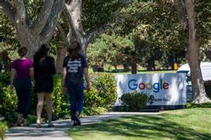 谷歌政治广告存档在欧盟范围内突然不可用,引发关于透明度、问责与数字时代民主记忆保存的广泛担忧。本文从背景、影响、法律与技术层面分析这一事件,并提出媒体、研究者与监管者可采取的具体应对策略,探讨如何在平台主导的政治传播环境中维护公共监督与历史记录。
