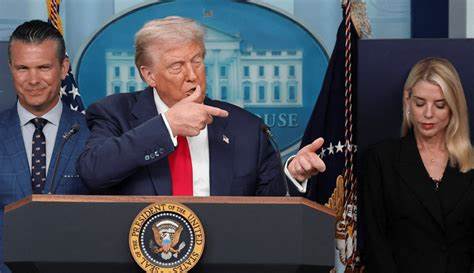 近期,特朗普领导下的美国司法部删除了一份显示极右翼暴力行为超过其他类型恐怖主义的官方报告,引发社会各界对国内极端势力威胁的广泛关注和讨论。
