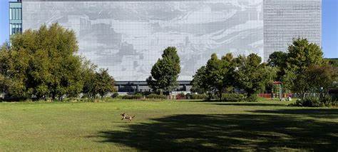 Vantage数据中心在伦敦Park Royal开设第二个数据园区,推出具备20MW IT能力的先进设施,同时打造欧洲最大永久公共艺术装置之一,凸显工业历史与现代城市活力的交织。该项目不仅促进英国数字经济发展,更体现了数据基础设施与可持续社区文化的深度融合。
