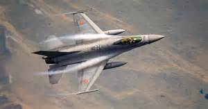 近日,罗马尼亚国防部宣布一架俄罗斯无人机进入其领空事件,引发欧洲及北约成员国的高度关注,此事件不仅加剧了东欧地区的紧张局势,也凸显了无人机在现代战争中的战略影响力和安全挑战。随着俄罗斯与乌克兰冲突持续,邻近欧洲国家的安全态势日益复杂,区域安全风险不断上升。
