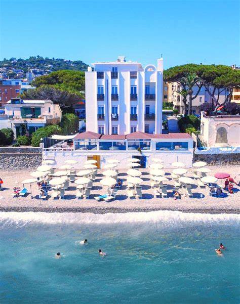 Hotel del Sole位于风景如画的意大利,为旅行者提供宽敞舒适的客房、多样化的餐饮选择及便捷的交通服务,完美结合地方风味与现代化设施,是探寻意大利文化与自然美景的理想住宿地点。
