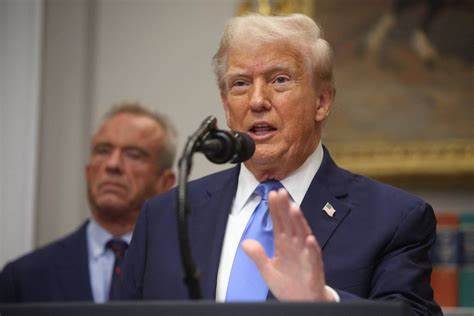 探讨特朗普呼吁取消季度财报制度的原因、潜在影响及其对企业管理和投资者决策的深远意义,深入分析财务报告频率变动可能带来的市场变革与挑战。
