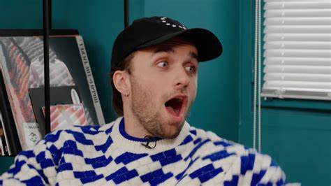 随着法国最受欢迎的YouTuber Squeezie发布新一期《谁是冒牌者?》视频,观看次数迅速攀升,吸引了大量粉丝热议和关注。此次视频邀请了影视明星Pierre Niney和François Civil,加之精彩的互动与幽默桥段,刷新了之前的观看记录,成为该系列最成功的单集之一。
