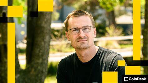 作为Coinbase支持的Layer 2区块链,Base正在积极探索发行原生代币的方案。创始人Jesse Pollak在BaseCamp活动上透露,尽管目前计划仍处于早期阶段,但发行原生代币将为生态系统带来更大活力和潜力,同时强调合规性的重要性。本文深入解析Base的最新动态、市场表现以及行业影响。
