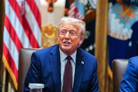 特朗普家族被指控再次利用总统身份牟利,引发政治与法律层面的广泛关注,探讨此事件的背景及影响。
