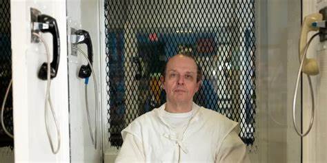 德州死刑执行临近:被判有罪的罗伯森放弃寻求赦免,谋求新审判引发科学与司法争议
