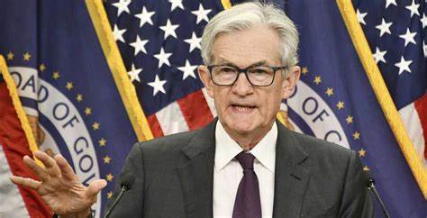 随着美联储主席鲍威尔即将发表重要讲话,道琼斯工业平均指数在开盘时表现强劲,投资者情绪波动明显,市场普遍关注此次讲话对未来货币政策走向的指引及其对股市和债市的潜在影响。本文深入剖析当前市场动态、美联储内部立场分歧以及投资者应如何应对未来不确定性。
