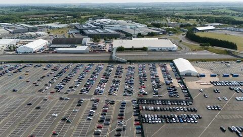 近日,英国知名汽车制造商捷豹路虎(Jaguar Land Rover,简称JLR)遭遇严重网络攻击,导致生产线被迫停工,引发供应链断裂和经济震荡。工党议员利亚姆·伯恩(Liam Byrne)表达了对数千名供应链员工可能失业的深切担忧,并呼吁政府采取紧急措施援助受影响企业和员工。
