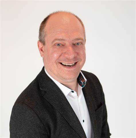 在人工智能快速落地的时代,审计与保险虽能提供风险缓冲,但并非构建负责任AI的灵丹妙药。文章剖析审计和AI责任险的局限,分析数据治理、模型监控、供应链风险、合规与组织文化等核心要素,给出可操作性强的治理思路,帮助企业在合规、信任与创新之间取得平衡。
